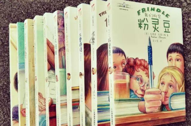 2009年，姚晨故意在台上推了张颂文