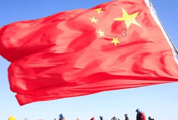 这款是阿迪达斯哪款拖鞋？游戏画面