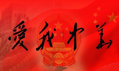 云南镇雄山体滑坡救援现场，消防员刚被提醒小心就遇石块滚落