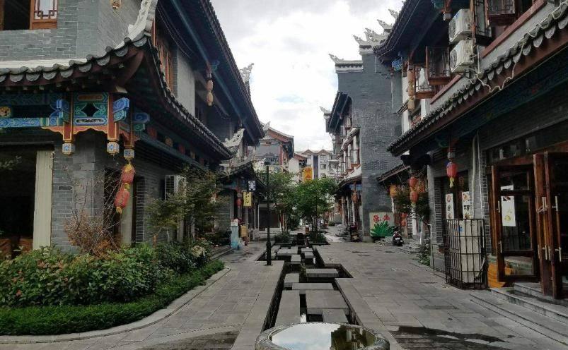 松下茅亭五月凉,汀沙云树晚苍苍。行人无限秋风思,隔水青山似故乡
