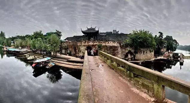 海匪偷袭玉环岛，看到关帝庙里，冲出一群造型奇特的孩子